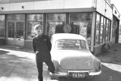 Tällä autolla kiertelimme kavereiden kanssa tanssipaikoilla.
Tanssi kulki, jalka nousi kepeästi ja tyttäret kauniita mekoissaan.
Emet, Alaviirre, Kaustinen, Teerijärvi ja jopa Kruunupyy oli paikkoja, joissa tanssasimme avojaloin muka hippeinä. - Kari