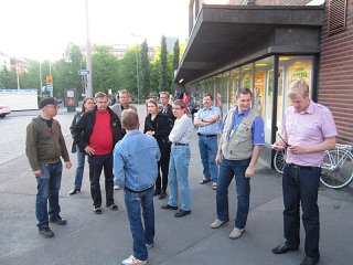 Juhannusjunan porukka tutustuu Tampereen aseman tapahtumapaikkaan.