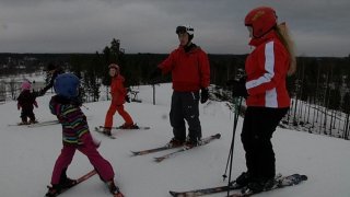 ihmisiä laskettelumäen päällä