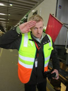 Miika Ranne työtehtävissä VR:n varikolla Ilmalassa.