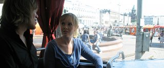Riikka haastattelee Daniel DQ Leetä ratikassa 10.8. Kuva: Kaisa Erola/YLE.