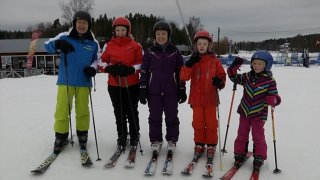 ryhmäkuvassa 5 ihmistä