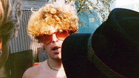 Kuvassa U2:n basisti Adam Clayton Ruissalossa 1982. Kuva: Jorma Kivistö