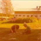 "Kuvassa olen isoveljeni kanssa leikkimässä pikkuautoilla, vuosi taitaa olla 1976. Pikkuautot olivat ehdoton must 70-luvulla. " Lähettänyt: Pasi Gynther