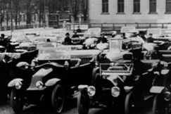 Kuva: Ensimm�inen suuri autoparaati j�rjestettiin 1910-luvun alkupuolella. YLE kuvanauha.