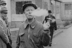 Kuva: V�in� Tanner hoiti oman marssiosuutensa leppoisasti sikaria tuprutellen. YLE kuvanauha.