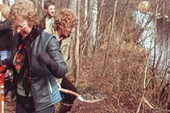 Kuva: Luonnonsuojelijat patoavat Koij�rven laskuojaa. YLE kuvanauha.