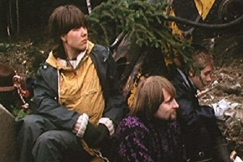 Kuva: Ville Komsi tovereineen kettingeiss�. YLE kuvanauha.