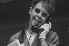 Kuva: Huvittunut ohikulkija vastaa katupuhelimeen. YLE kuvanauha. 