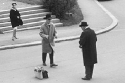 Kuva: Jenkkituristi Aarre Elo pyyt�� ohikulkijaa kuvaajaksi. YLE kuvanauha.