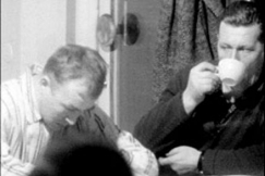 Kuva: Unissak�velij� vieraassa p�yd�ss�. YLE kuvanauha.