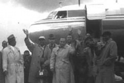 Kuva: Lionel Hamptonin yhtye tervehtii suomalaisia. YLE kuvanauha.