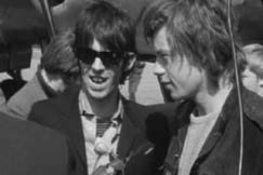 Kuva: Keith Richards ja Mick Jagger Turun lentokent�ll�. (1965) YLE kuvanauha.