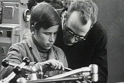 Kuva: Opettaja ohjaa ammattikoululaista koneen ��rell�. YLE kuvanauha.