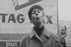 Kuva: Jutta Zilliacus polttaa tupakkaa. YLE kuvanauha. 