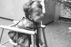 Kuva: Vammainen tytt� k�velylaitteessa. YLE kuvanauha.