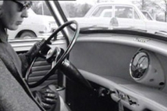 Kuva: Rauni Vornanen k�ynnist�� autoa. YLE kuvanauha.