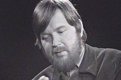 Kuva: kansliap��llikk� Antero Jyr�nki kertoo virkamiesten k�ytt�m�st� vallasta. YLE kuvanauha. 