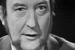 Kuva: Kirjailija Pentti Holappa pohtii informaatiosodan k�sitett�. YLE kuvanauha.