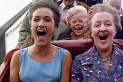 Kuva: Perheen rouva ja anoppi vuoristoradassa. YLE kuvanauha.