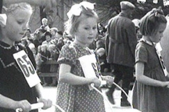 Kuva: Tyt�t valmistautuvat nukenvaunujen ty�nt�kisaan. YLE kuvanauha. 