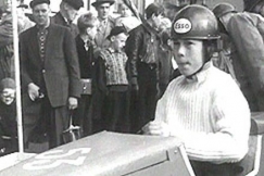 Kuva: Poika odottaa m�kiautokisojen alkamista m�kiautossaan. YLE kuvanauha.