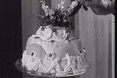 Kuva: H��kakkua viimeistell��n kukkakoristein. YLE kuvanauha.