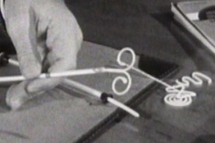 Kuva: Erilaisia ehk�isykierukoita p�yd�ll� esittelyss�. YLE kuvanauha.