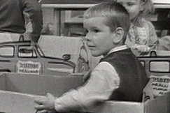 Kuva: Poika ajaa pahviautolla. YLE kuvanauha. 