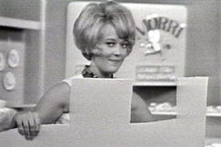 Kuva: Arja-t�ti pahvilinnan sis�ll�. YLE kuvanauha.