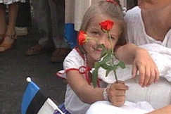 Kuva: Virolainen pikkytytt� hymyss�suin. YLE kuvanauha.