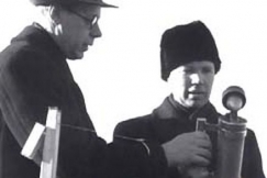 Kuva: Toimittajaoppilas tutustuu jykev��n mikrofoniin. (1945) YLE kuvanauha.