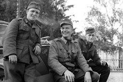 Kuva: Keskell� TK-kuvaaja Eino Nurmi ja kaksi saksalaista sotilasta jatkosodassa Aunuksen valtauksen j�lkeen syyskuussa 1941.
YLE