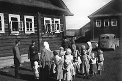 Kuva: Aunuksen radion toimittajat Pekka Tiilikainen ja Aimo Turunen nauhoitusmatkalla Kuuj�rven kyl�ss�.
Heikki Klemola
YLE