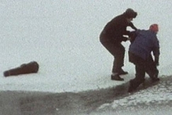 Kuva: Viulumies pelastaa j�ihin pudonneen miehen. YLe kuvanauha. 