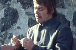 Kuva: Mies pit�� tupakkaa k�dess��n. YLE kuvanauha.