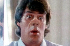 Kuva: N�yttelij� Aake Kalliala esitt�� sikaturistia. YLE kuvanauha.