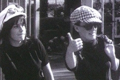 Kuva: Nuoret naiset liftaavat tien laidassa. YLE kuvanauha.