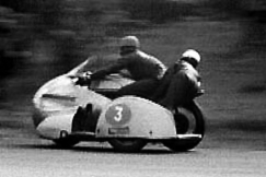 Kuva: Sivuvaunuluokan voittajapari Drion-Stoll kilpailussa. YLE kuvanauha.