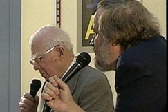 Kuva: Filosofi Georg Henrik von Wright professori Ilkka Niiniluodon haastateltavana. YLE kuvanauha.