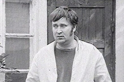 Kuva: Hannu Salama Pispalan talon portailla. YLE kuvanauha.