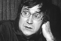 Kuva: Hannu Salama mietteli��ss� asennossa. YLE kuvanauha.