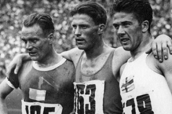 Kuva: 5000 m:n mitalistit vas. Lehtinen (2.), Hckert (1.) ja Ruotsin Johnsson (3.). Suomen Urheilumuseo.
  