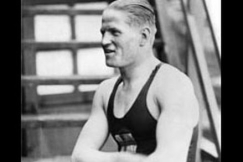 Kuva: 1930-luvulla radio selosti innokkaasti my�s uintikilpailuja, eik� intoa varmaankaan v�hent�nyt reportteri Tiilikaisen oma uintitausta. (1930-luku) YLE. 