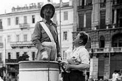 Kuva: Pekka Tiilikainen ja ateenalainen liikennepoliisi.
(1952)
YLE Kuvapalvelu