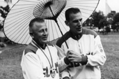 Kuva: V�in� Markkanen ja Pentti Linnosvuo, Tokio. (1964) Suomen Urheilumuseo.