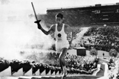 Kuva: Soihdunkantaja Tokion olympialaisten avajaisissa. (1964) Suomen urheilumuseo.