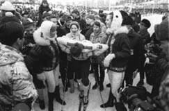 Kuva: Salpaussel�n kisat.
Kisatyt�t hoivaavat
uupunutta hiiht�j��.
(1960-luku)
Kalle Kultala