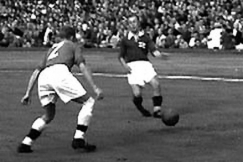 Kuva: Jalkapallo-ottelu Suomi - Norja vuonna 1953. YLE kuvanauha.