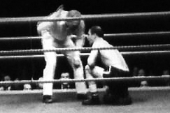 Kuva: Yrj� Piitulainen kuuntelee keh�tuomarin lukua ottelussa Harry Bosia vastaan. YLE kuvanauha.